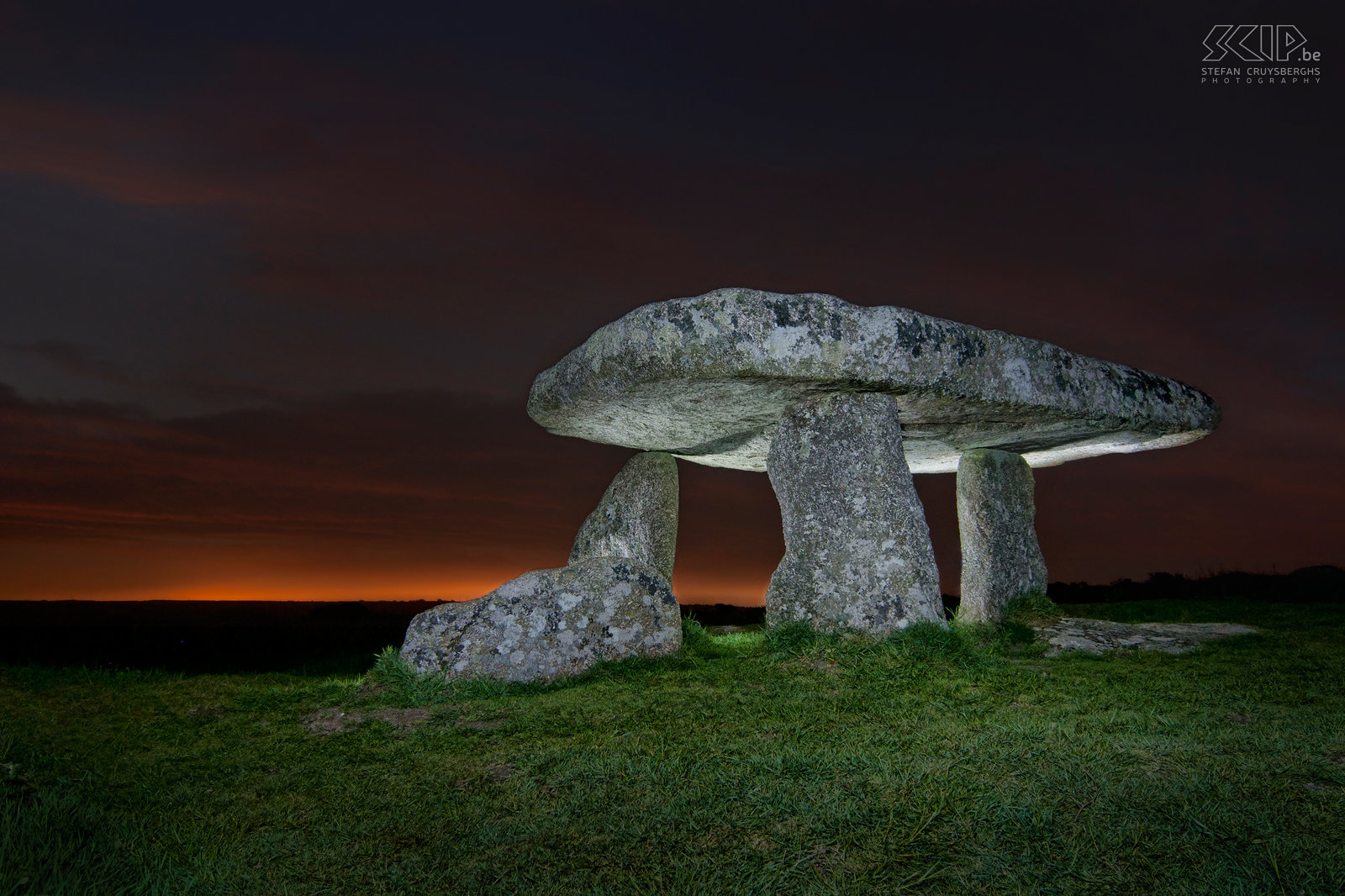 Lanyon Quoit Het meest bekende hunebed/dolmen in Cornwall is Lanyon Quoit. Deze foto is mijn eerste experiment om ’s nachts met lange sluitertijden te werken en manueel te belichten met flits en zaklamp. Het koste heel wat tijd maar ik ben vrij tevreden met het eindelijke resultaat. Stefan Cruysberghs